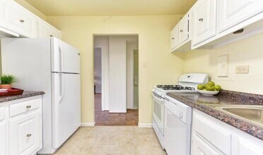 5340 Holmes Run Pkwy, Unit 600 in Alexandria, VA - Foto de edificio - Building Photo