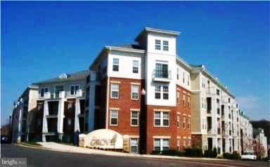 2465 Army Navy Dr in Arlington, VA - Building Photo
