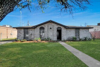 8011 La Roche Ln in Houston, TX - Building Photo - Building Photo