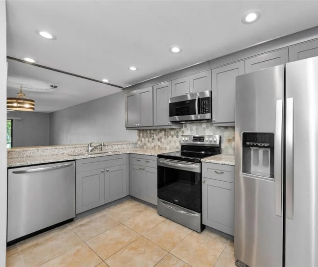 124 Nina Way, Unit 124 in Oldsmar, FL - Building Photo - Building Photo