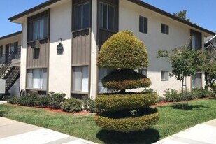 Green Oaks Apartments, LLC. in Whittier, CA - Building Photo