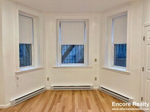 1077 Beacon St, Unit B in Brookline, MA - Foto de edificio - Building Photo