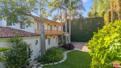 221 S Beverly Glen Blvd in Los Angeles, CA - Building Photo - Building Photo