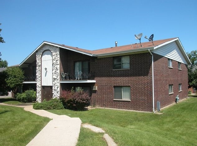 111 W 65th St in Westmont, IL - Foto de edificio - Building Photo