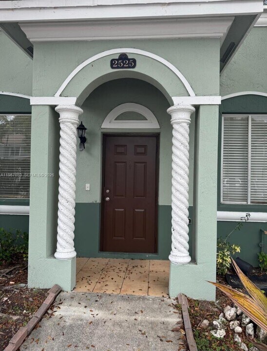 2525 SE 14th Ave in Homestead, FL - Building Photo