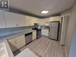 620-620 Columbia Blvd W in Lethbridge, AB - Building Photo - Building Photo