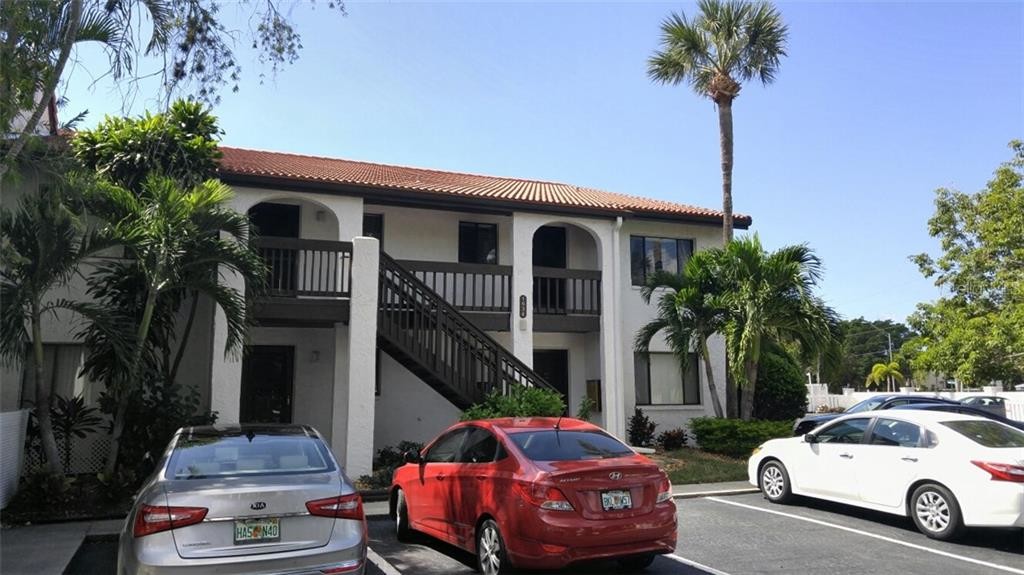 1634 Stickney Point Rd in Sarasota, FL - Foto de edificio