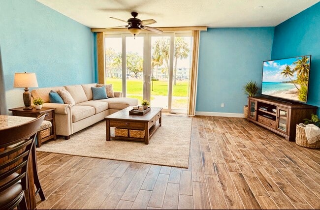 4710 Bay St NE, Unit Winston Park 117 Condo in St. Petersburg, FL - Foto de edificio - Building Photo