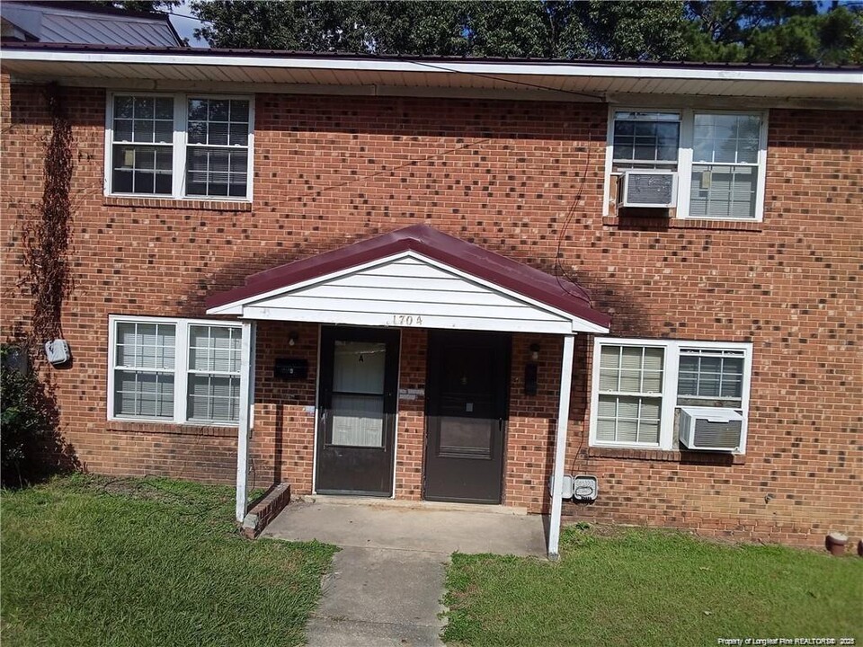 1708 Newark Ave in Fayetteville, NC - Foto de edificio