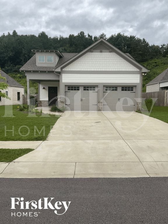 property at 1402 Woodridge Pl