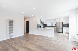 3872 Bentley Ave in Culver City, CA - Foto de edificio - Building Photo