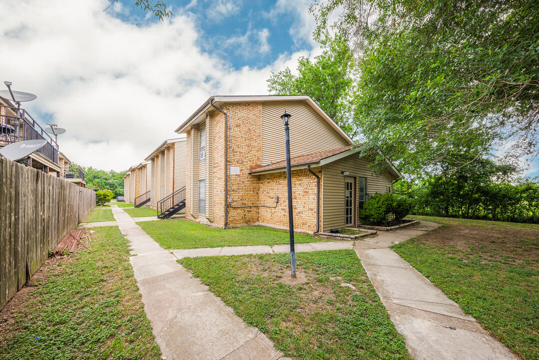 700 N Medina St in Lockhart, TX - Building Photo