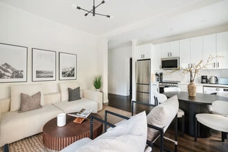 10 5th Ave in New York, NY - Building Photo - Building Photo