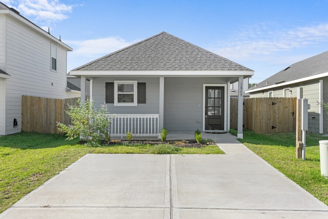 16759 N Marie Vlg Dr in Conroe, TX - Building Photo