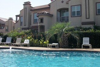 Waxahachie Village Condominiums in Waxahachie, TX - Foto de edificio - Building Photo