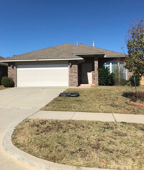 821 Caracara Dr in Norman, OK - Building Photo