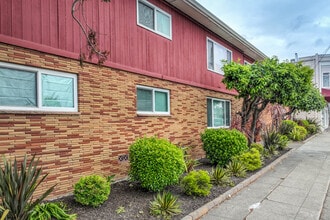 315 62nd St in Oakland, CA - Foto de edificio - Building Photo