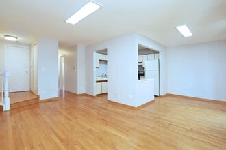 676 Cross Creek Dr N in Roselle, IL - Building Photo - Building Photo