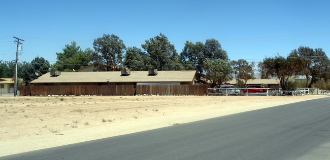 13584 Yakima Rd in Apple Valley, CA - Building Photo - Building Photo