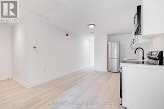 3039 Dundas St W in Toronto, ON - Building Photo - Building Photo