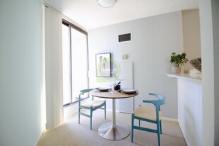 724 N Dearborn St in Chicago, IL - Building Photo