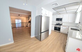 10201 Mason Ave in Los Angeles, CA - Building Photo - Building Photo