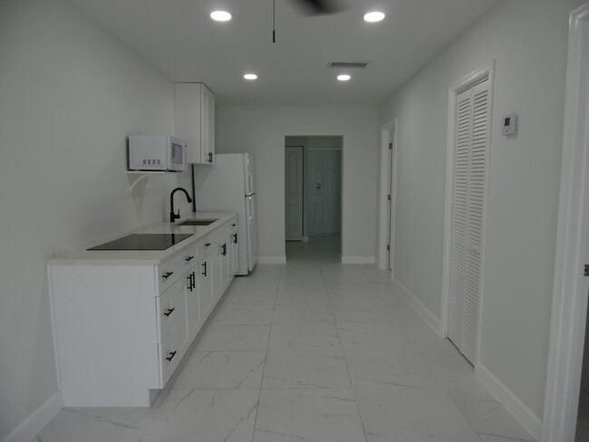 405 Fleming Ave in Greenacres, FL - Building Photo - Building Photo