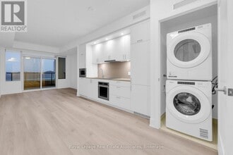 259 The Kingsway in Toronto, ON - Building Photo - Building Photo