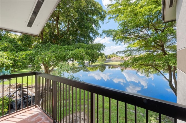 9995 Nob Hill Ln in Sunrise, FL - Foto de edificio - Building Photo