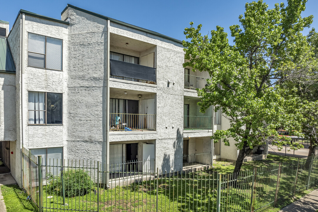 Hearthwood Condominiums in Houston, TX - Building Photo