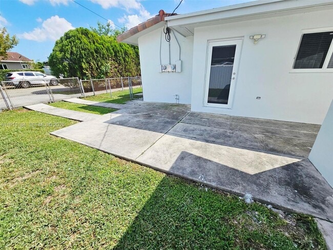 9301 SW 37th St in Miami, FL - Building Photo - Building Photo