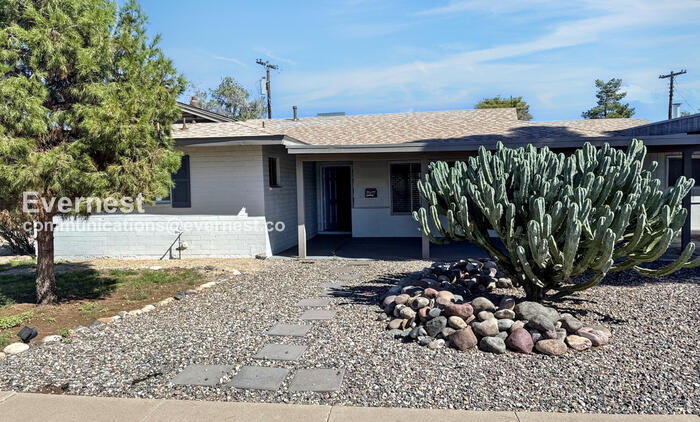 2002 W Northview Ave in Phoenix, AZ - Foto de edificio