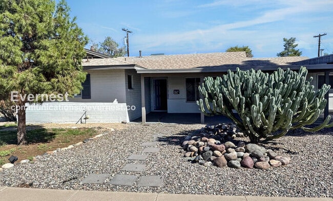 property at 2002 W Northview Ave
