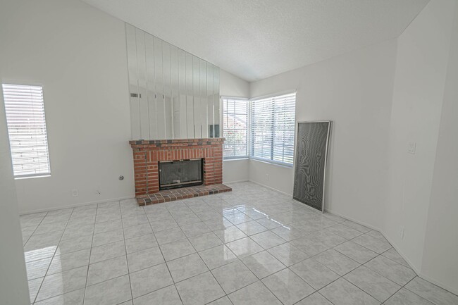 22514 Poplar St in Santa Clarita, CA - Building Photo - Building Photo