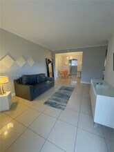 8100 Harding Ave in Miami Beach, FL - Foto de edificio - Building Photo