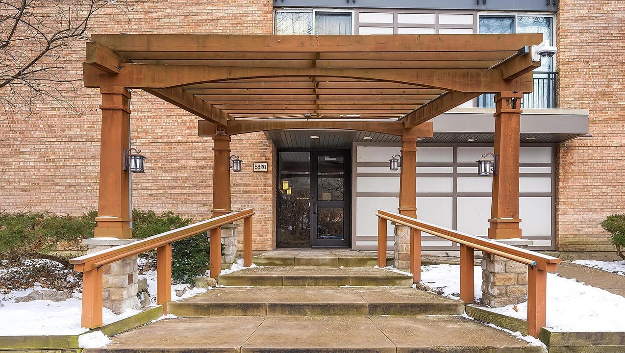 5820 Oakwood Dr in Lisle, IL - Foto de edificio