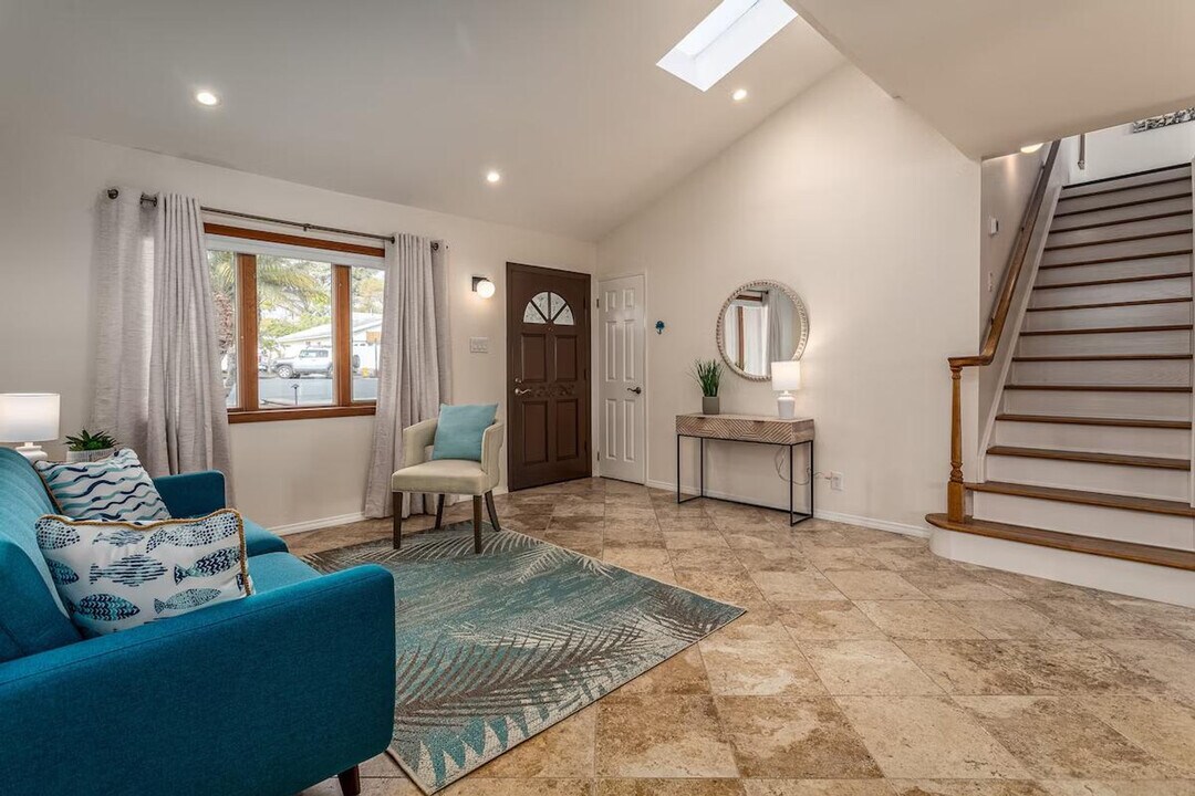 3831 Margaret Way in Carlsbad, CA - Building Photo