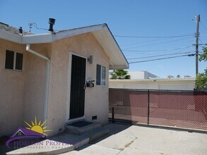 381 Las Palmas Ave in Sacramento, CA - Building Photo - Building Photo