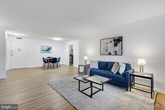 2030 N Adams St in Arlington, VA - Foto de edificio - Building Photo