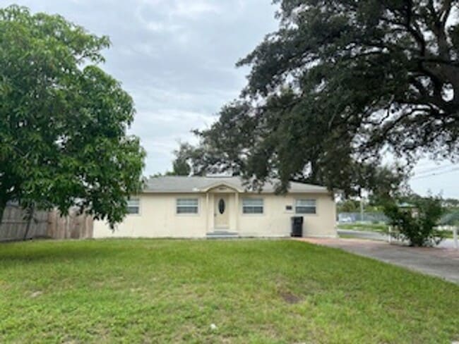 4501 53rd Ave N in St. Petersburg, FL - Building Photo - Building Photo