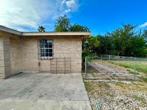 3703 Flores Ave in Laredo, TX - Foto de edificio - Building Photo