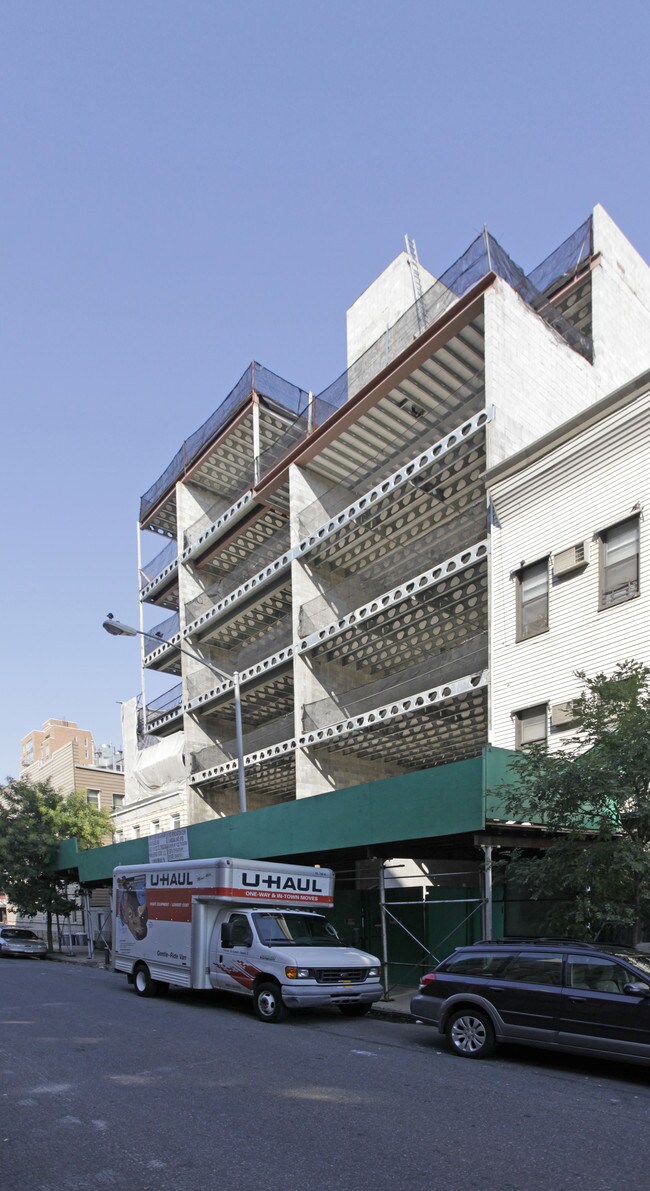 64 Bayard St in Brooklyn, NY - Foto de edificio - Building Photo