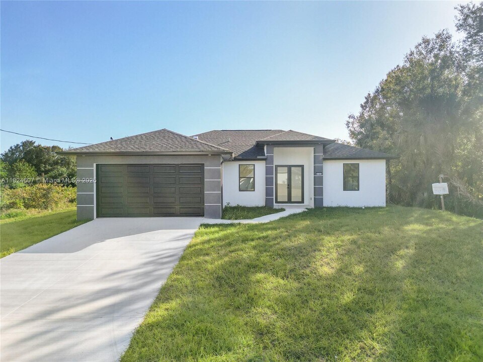 3213 70th St W in Lehigh Acres, FL - Building Photo