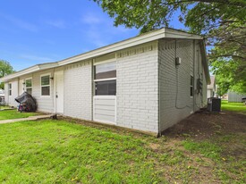 1906 Finfeather Rd in Bryan, TX - Building Photo