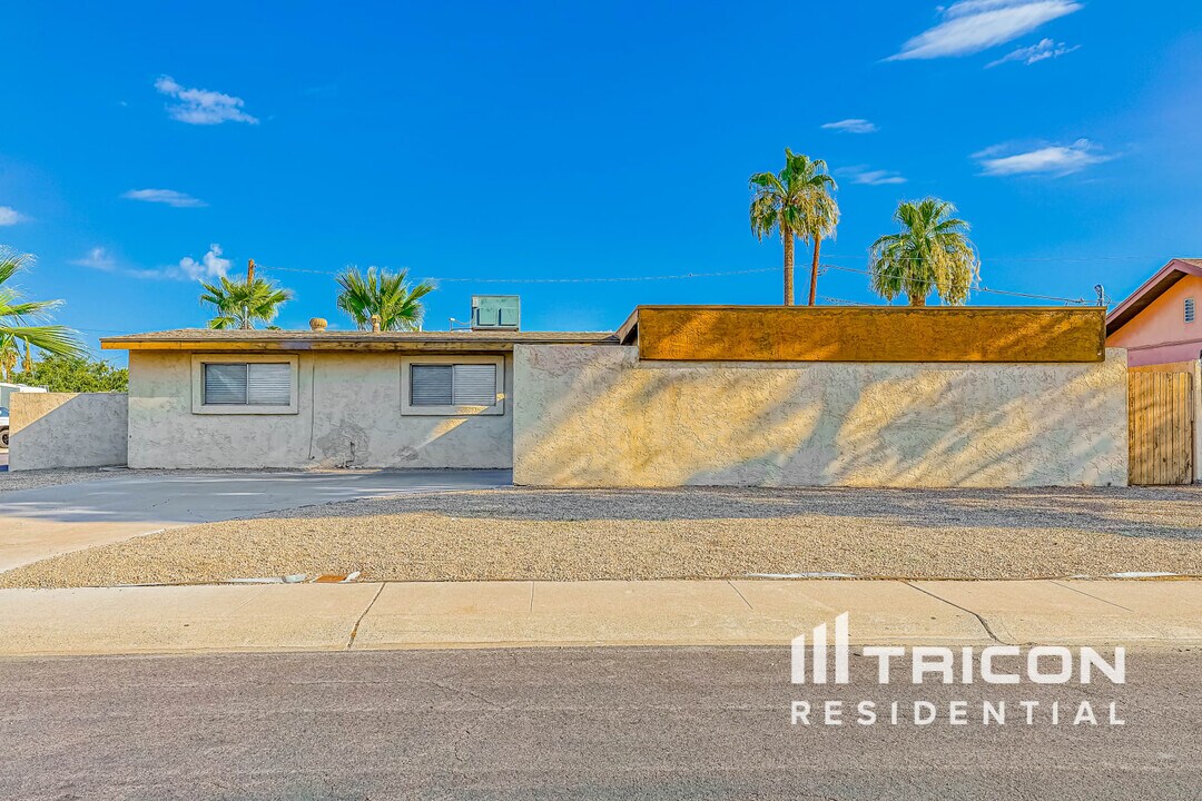 3208 W Surrey Ave in Phoenix, AZ - Building Photo