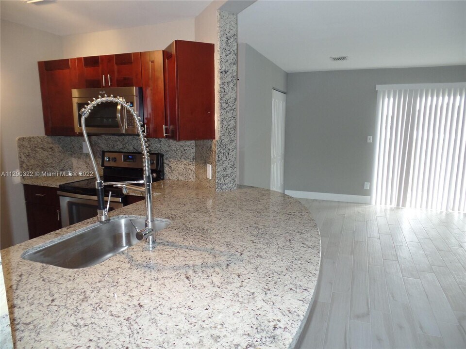 3421 NW 44th St-Unit -104 in Lauderdale Lakes, FL - Foto de edificio