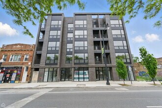 3045 W Irving Park Rd in Chicago, IL - Foto de edificio - Building Photo