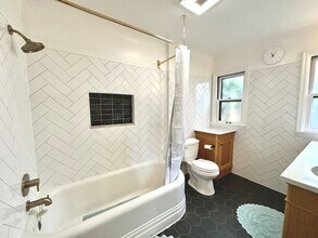 4621 NE Royal Ct in Portland, OR - Building Photo - Building Photo