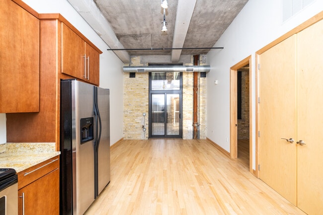 239 E Chicago St in Milwaukee, WI - Building Photo - Building Photo