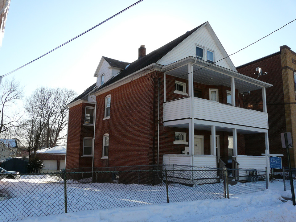 109 Clark St in New Britain, CT - Building Photo